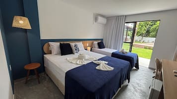 Driepersoonskamer, uitzicht op zwembad