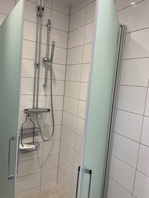Superior Apartment, 2 Single Beds | Bathroom | Soap, shampoo, toilet paper - Rudbecksgatan  (Eskilstuna)