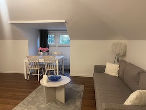 Leilighet – superior, 2 enkeltsenger | 1 soverom, skrivebord, blendingsgardiner og strykejern/-brett