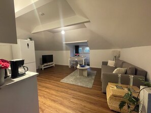 1 غرفة نوم ومكتب وستائر تعتيم ومكواة/لوح كي