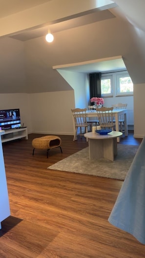 Leilighet – superior, 2 enkeltsenger | 1 soverom, skrivebord, blendingsgardiner og strykejern/-brett