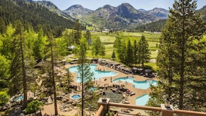Un complexe hôtelier doté de plusieurs piscines, d’espaces de détente et offrant une vue imprenable sur les montagnes.