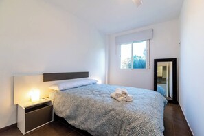 2 bedrooms, iron/ironing board, WiFi, bed sheets