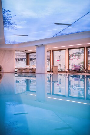 Inomhuspool med öppettider 10.00 till 20.00, och solstolar
