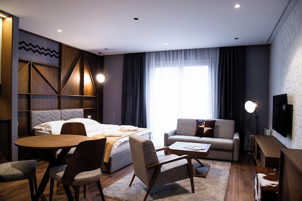 1 habitación, caja de seguridad en la habitación y escritorio