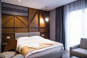 华丽开间套房 | 客房内保险箱、办公桌、熨斗/熨板、免费 WiFi