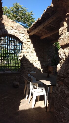 Spacious 5-bedroom house with WiFi and AC in charming Aidone