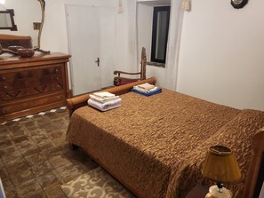 3 bedrooms, iron/ironing board, WiFi, bed sheets - Spacious 5-bedroom house with WiFi and AC in charming Aidone (Aidone)