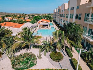 Ein Resort mit Swimmingpool, Palmen und Blick auf die Umgebung.