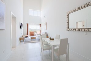 Dining - Spacious Condo *6 min drive to the Beach* (Noord)