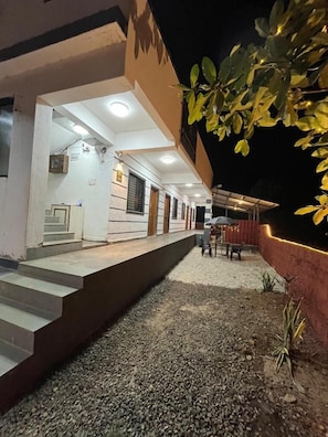 Desk, laptop workspace, free WiFi - Crown hotel (Shrivardhan)