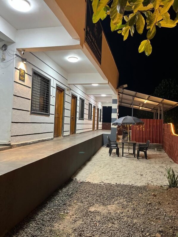 Desk, laptop workspace, free WiFi - Crown hotel (Shrivardhan)