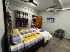 Desk, laptop workspace, free WiFi - Crown hotel (Shrivardhan)