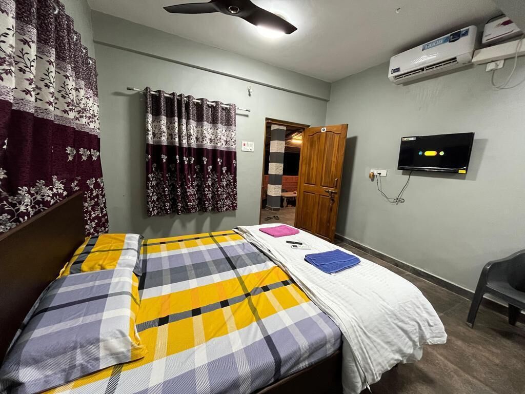 Desk, laptop workspace, free WiFi