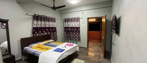 Schreibtisch, laptopgeeigneter Arbeitsplatz, kostenloses WLAN