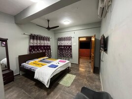 Desk, laptop workspace, free WiFi