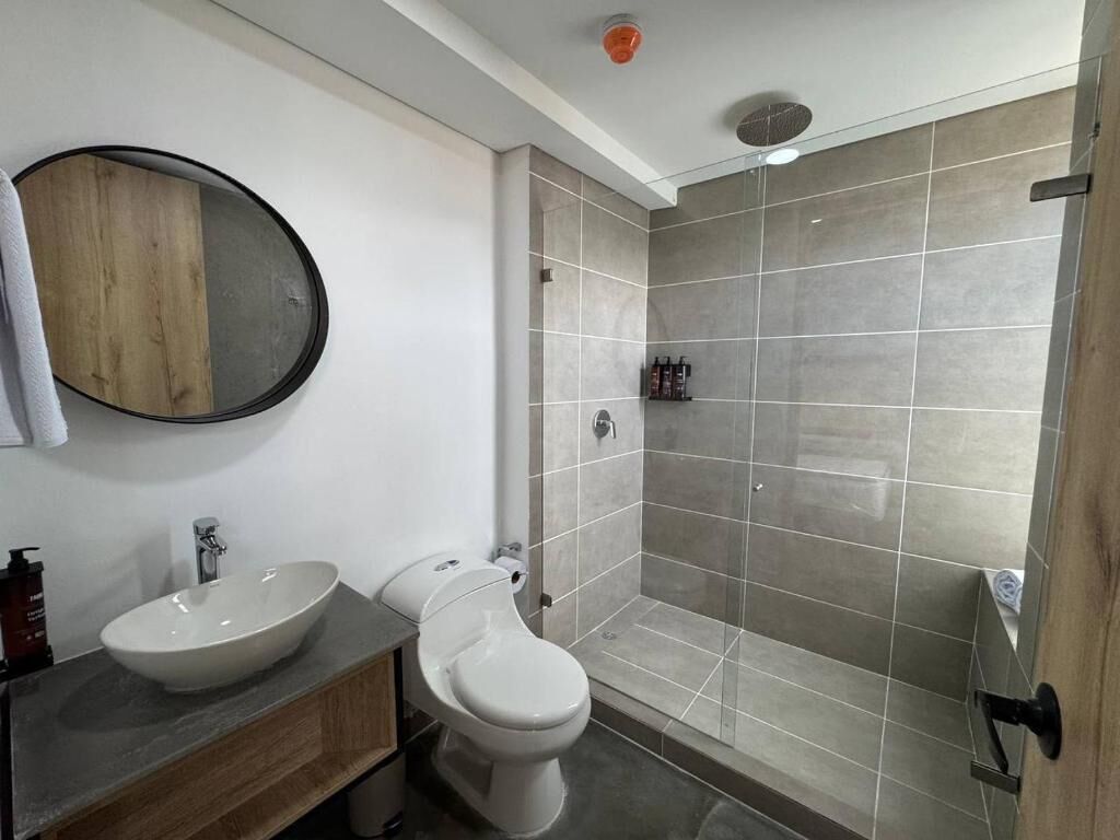 Camera Comfort, vista città | Bagno | Doccia, soffione a pioggia, asciugamani, sapone