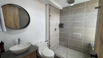 Camera Comfort, vista città | Bagno | Doccia, soffione a pioggia, asciugamani, sapone