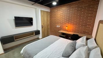 Superior Room, City View | Minibar, in-room safe, blackout drapes, iron/ironing board