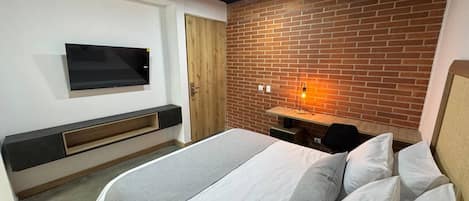 Habitación superior, vista a la ciudad | Minibar, caja de seguridad en la habitación y cortinas blackout