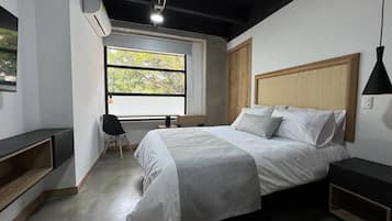 Comfort-huone, kaupunkinäköala | Minibaari, tallelokero huoneessa, pimennysverhot, silitysrauta/-lauta