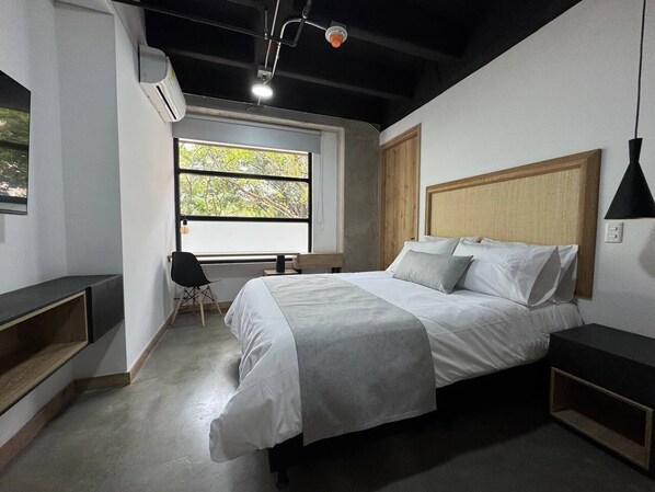 Comfort kamer, uitzicht op de stad | Een minibar, een kluis op de kamer, verduisterende gordijnen