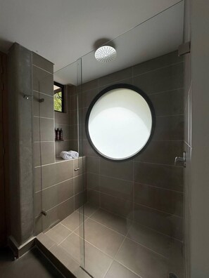 Comfort kamer, uitzicht op de stad | Badkamer | Een douche, een regendouche, handdoeken, zeep