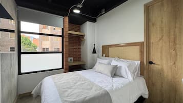 Standard-dobbeltværelse - byudsigt | Minibar, pengeskab på værelset, mørklægningsgardiner