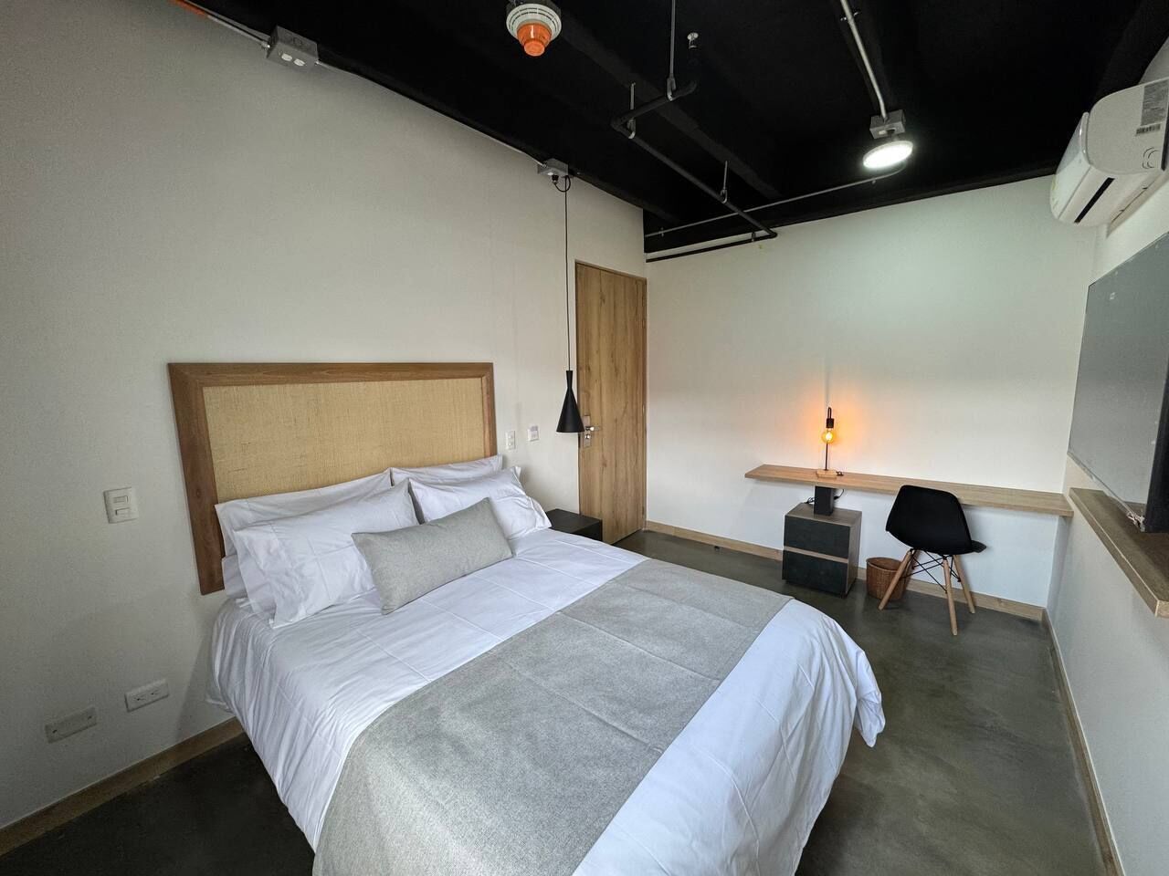 Habitació superior, vistes a la ciutat | Minibar, caixa forta a l'habitació i cortines opaques 