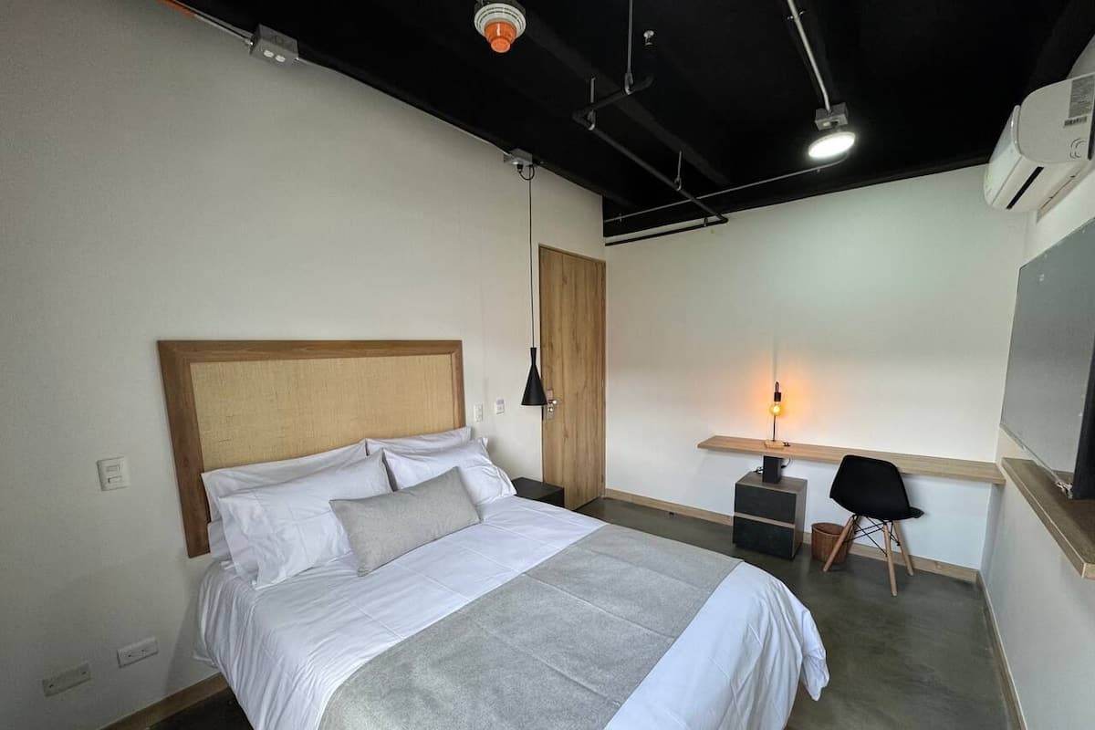 Habitació superior, vistes a la ciutat | Minibar, caixa forta a l'habitació i cortines opaques