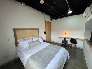Superior Room, City View | Bar mini, peti besi dalam bilik, langsir/tirai gelap terus 