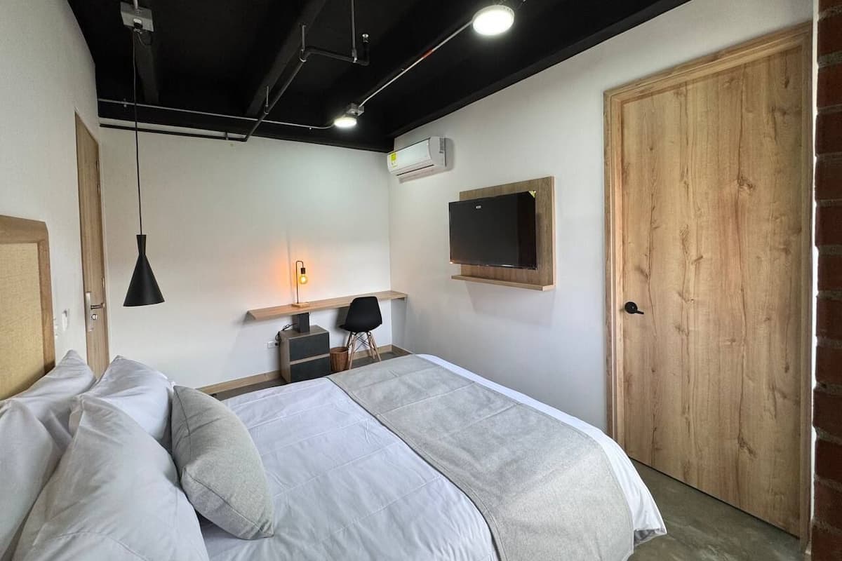 Comfort kamer, uitzicht op stad | Een minibar, een kluis op de kamer, verduisterende gordijnen