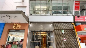 Un escaparate con un cartel que dice 'MY STUDIO FACE' y una entrada con portón.