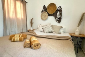 3 bedrooms, iron/ironing board, WiFi, bed sheets