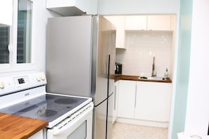 Fridge, microwave, oven, stovetop - Lavendar Palms - studio with ocean views, w/AC, WiFi, 10 min. to Christiansted (Christiansted)