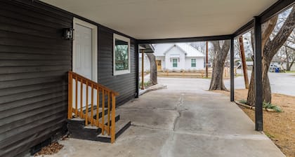 Spacious McKinney Bungalow- Where Space Meets Grace in the Heart of McKinney