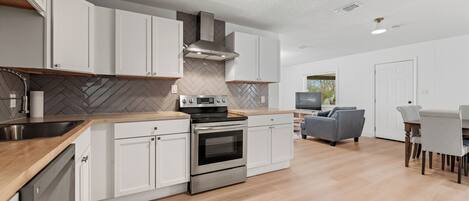 Jääkaappi, uuni, liesi, astianpesukone