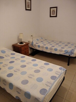 Iron/ironing board, bed sheets