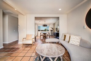 منزل (3 Bedrooms) | منطقة المعيشة | تلفزيون بشاشة مسطحة بحجم 43-بوصة يعرض قنوات تلفزيونية باشتراك مدفوع