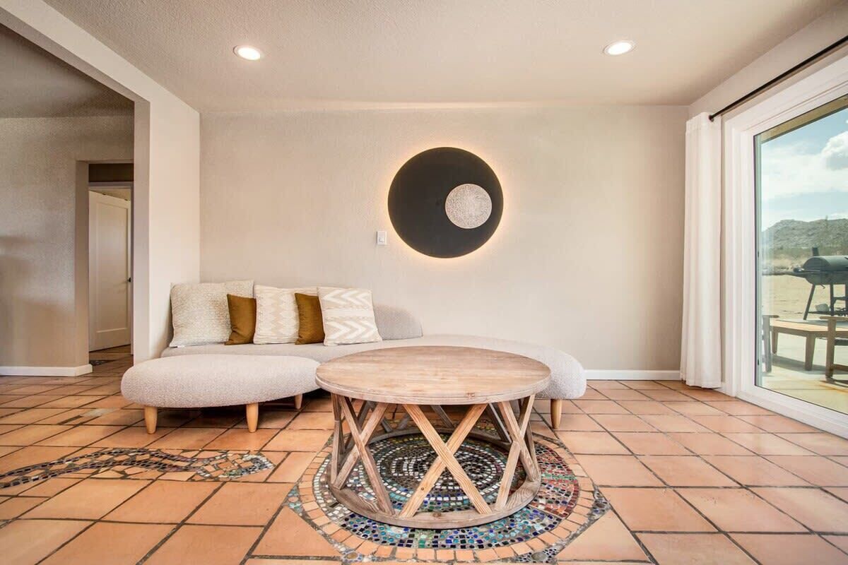 Hus (3 Bedrooms) | Vardagsrum | 43-tums platt-tv med kabelkanaler och eldstad