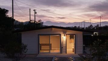 Πρόσοψη καταλύματος - απόγευμα/βράδυ