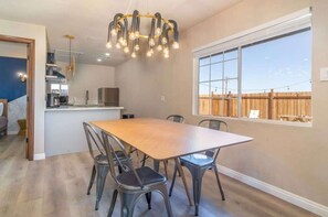 Casa (2 Bedrooms) | Zona de menjador de l'habitació