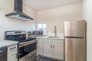 独立别墅 (2 Bedrooms) | 私人厨房 | 冰箱、微波炉、烤箱、炉灶