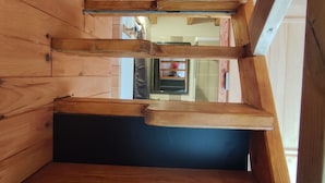 Un escalier en bois avec une plateforme de couleur sombre.