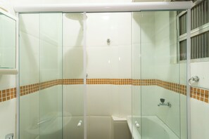 Estudio básico | Baño | Secadora de cabello, toallas, papel de baño 