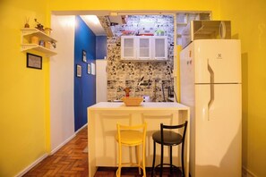 Studio | Privékeuken | Een koelkast, een microgolfoven, kookgerei, borden en bestek