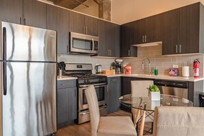 Fridge, microwave, oven, stovetop - McCormick Place 3br/2ba family heaven with optional parking/Up to 8 guests (Chicago)