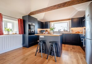 Fridge, oven, dishwasher, cookware/dishes/utensils