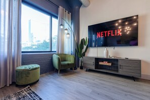 TV, books - Group-Friendly 5BR Suite Near McCormick Place & Soldier Field (Chicago)