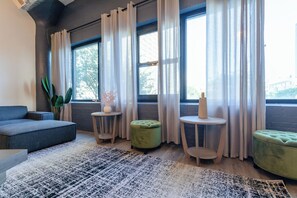 TV, books - Group-Friendly 5BR Suite Near McCormick Place & Soldier Field (Chicago)